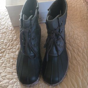 Weatherproof winter boots